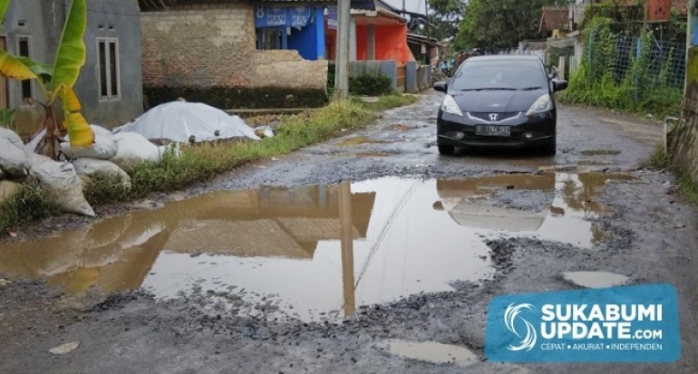 Rusak dan Berlubang, Warga Cidahu Kabupaten Sukabumi Dambakan Jalan Bagus
